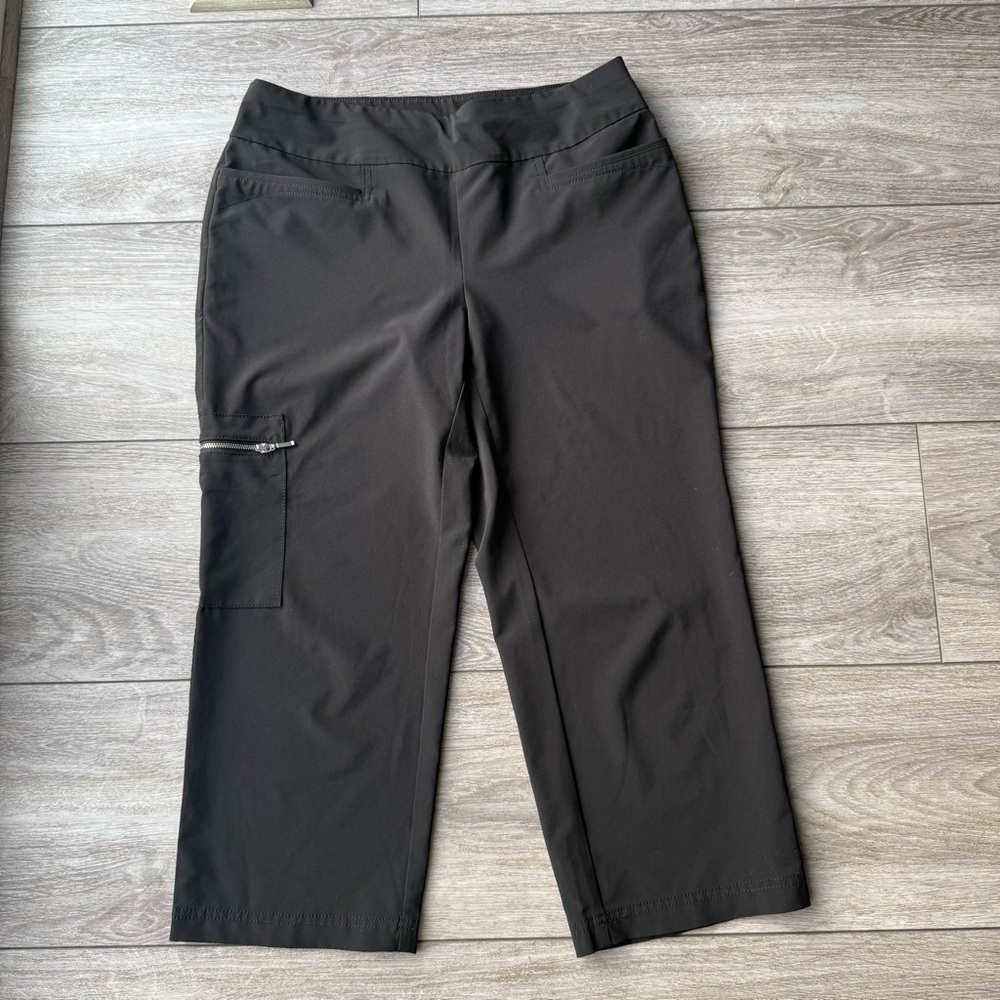 Weekend’s by Chico Wide Leg Cargo Style Wrinkle free Capri Pants